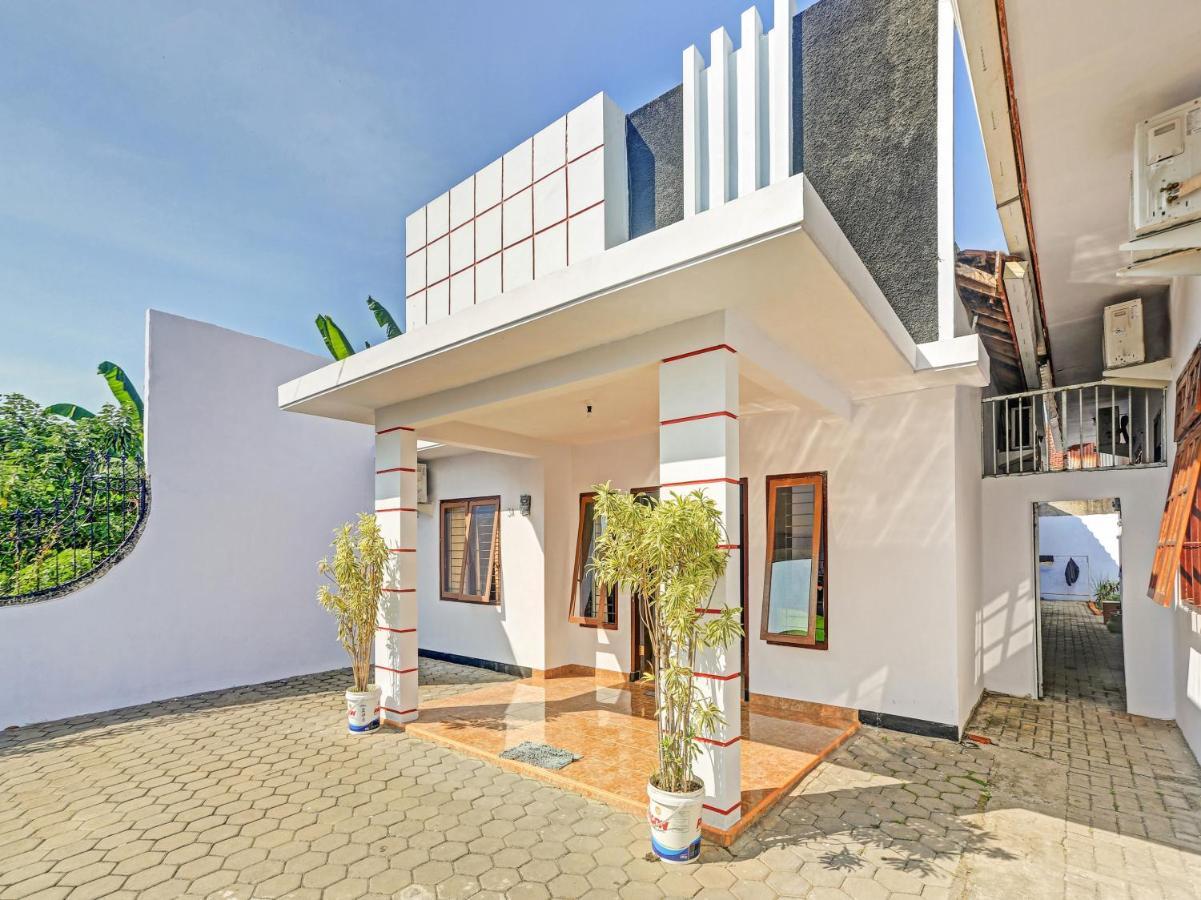 Oyo 90344 Wijayanti Hotel Бануванги Екстериор снимка