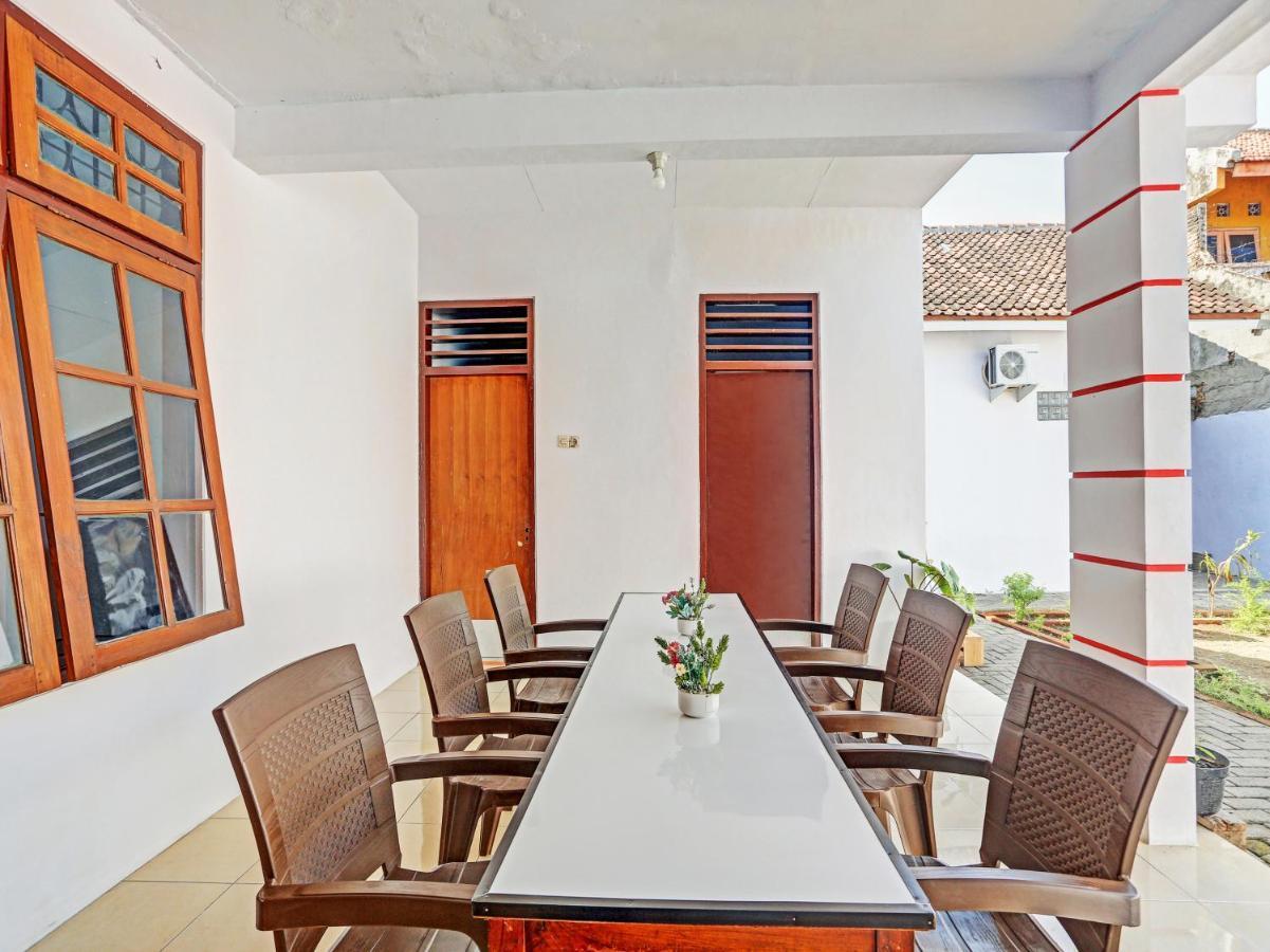 Oyo 90344 Wijayanti Hotel Бануванги Екстериор снимка