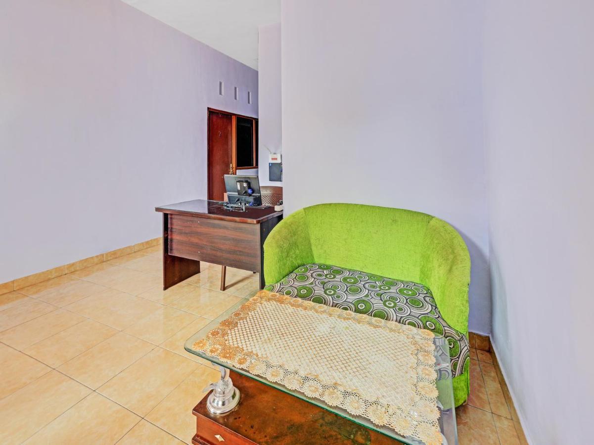 Oyo 90344 Wijayanti Hotel Бануванги Екстериор снимка