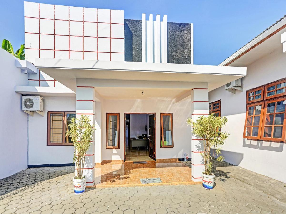Oyo 90344 Wijayanti Hotel Бануванги Екстериор снимка
