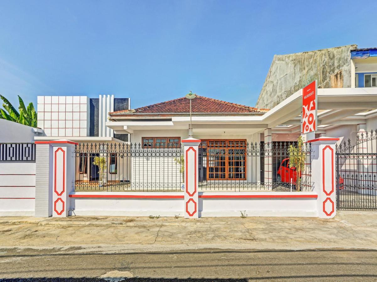 Oyo 90344 Wijayanti Hotel Бануванги Екстериор снимка