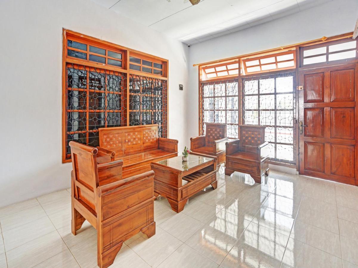 Oyo 90344 Wijayanti Hotel Бануванги Екстериор снимка