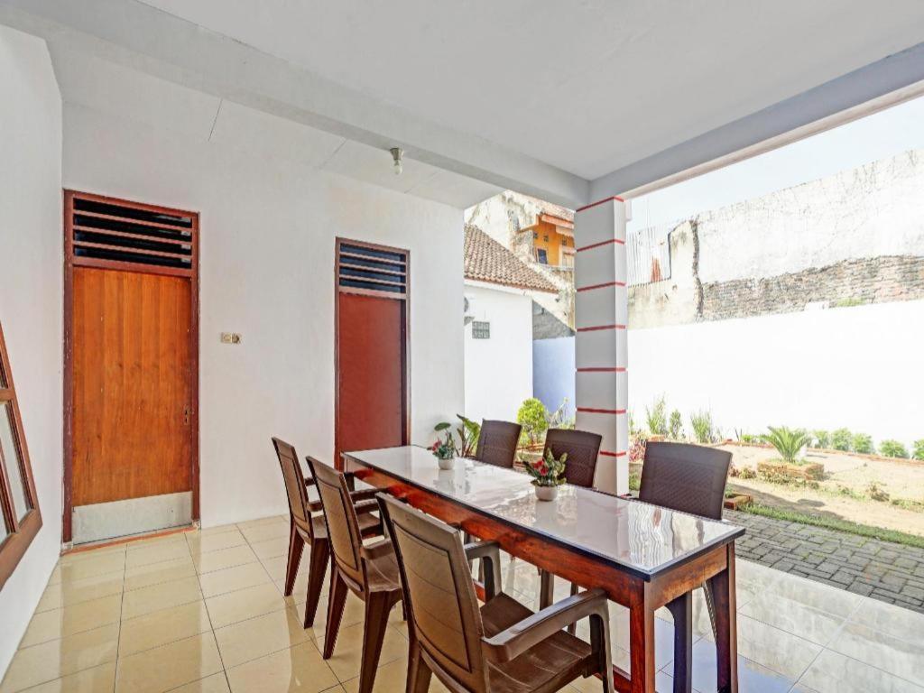 Oyo 90344 Wijayanti Hotel Бануванги Екстериор снимка